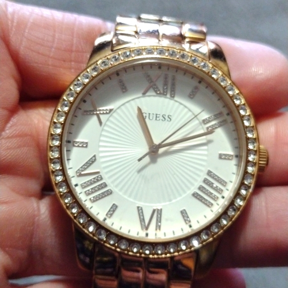 GUESS WOMEN'S GOLD-TONE GENUINE CRYSTAL QUARTZ SIZES 6 - 6.75" WRISTWATCH - Picture 9 of 10